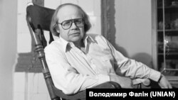 Иван Драч в своем доме в Киеве. 15 января 1985 года