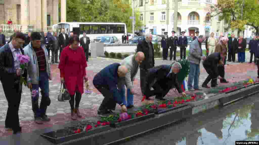 В Севастополе почтили память погибших сотрудников органов внутренних дел, а также ветераны полицейской службы почтили память сослуживцев, погибших в ходе исполнения служебных обязанностей, 10 ноября 2015 года