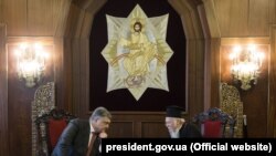 Президент Украины Петр Порошенко и Вселенский партриарх Варфоломей во время встречи в Стамбуле 9 апреля 2018 года.