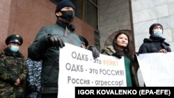 Протест против ввода «миротворческих сил» в Казахстан перед парламентом Кыргызстана. Бишкек, 7 января 2022 года