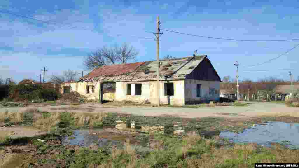 Старое колхозное здание стоит в разрухе