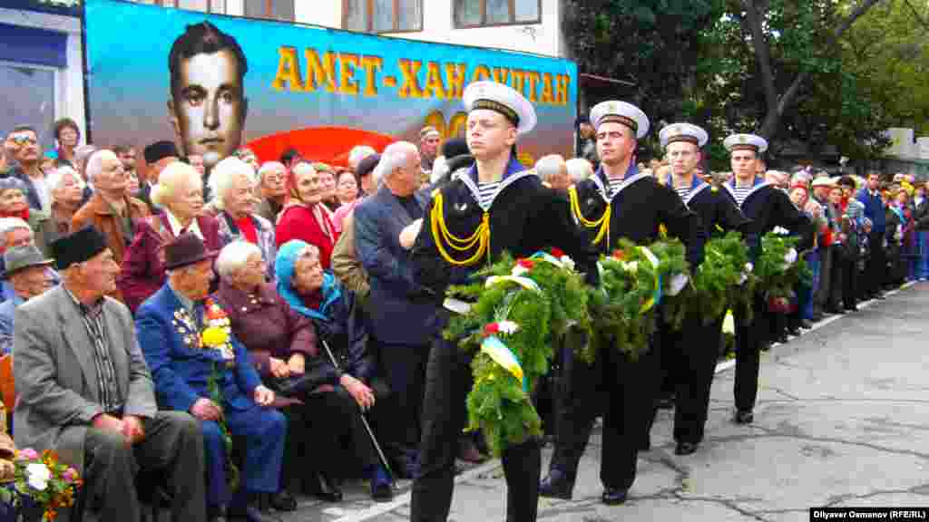 Почетный караул отдает дань памяти Амет-Хану Султану в Алупке, 25 октября