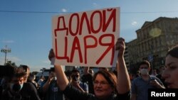 «Путин навсегда?» В России прошли пикеты против поправок к Конституции (фоторепортаж)