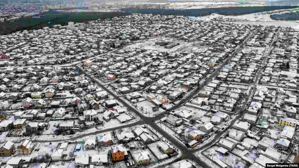 Заснеженные окрестности города с высоты птичьего полета