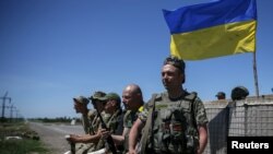 Украинские военнослужащие возле Марьинки. Июнь 2015 года. Иллюстрационное фото