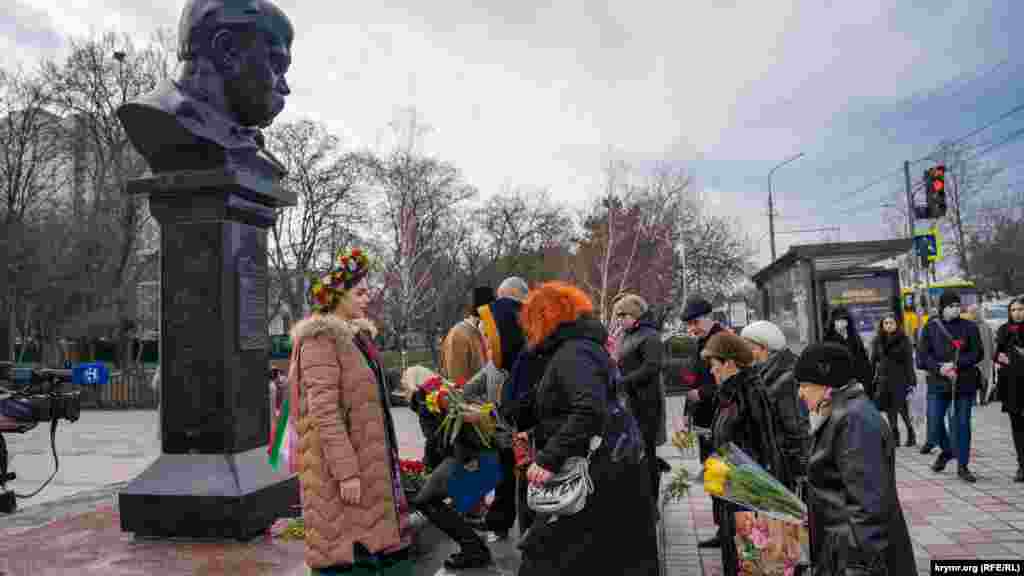 В Симферополе возложили цветы к памятнику Тарасу Шевченко.&nbsp;Как на крымском полуострове почтили память Тараса Шевченко &ndash; смотрите в нашей фотогалерее