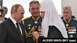 Слева направо: российский президент Владимир Путин, министр обороны России Сергей Шойгу и Московский патриарх Кирилл. Петербург, 30 июля 2017 года