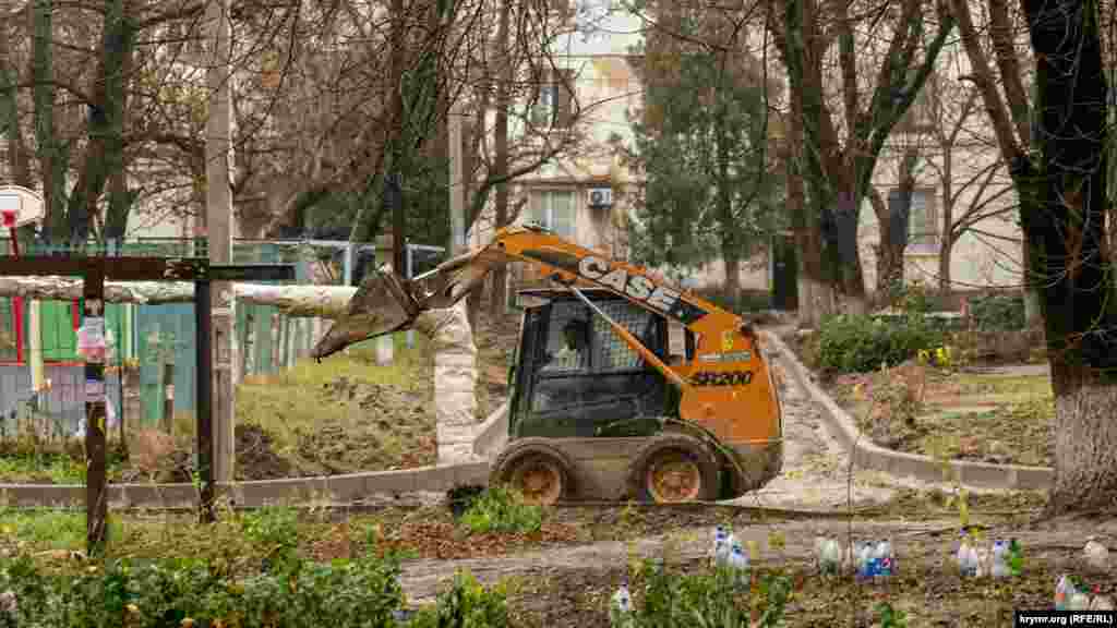 В одном из поселковых дворов готовятся к укладке асфальта