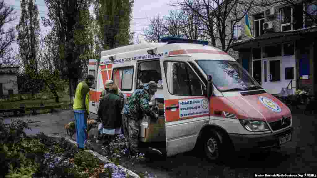 Новоайдар. Ежедневно на Донбасс отправляются несколько десятков волонтерских экипажей с помощью бойцам АТО и местным жителям. Группа волонтеров доставляет медицинское оборудование и медикаменты из-за рубежа в военные госпитали, стабилизационные пункты и гражданские больницы