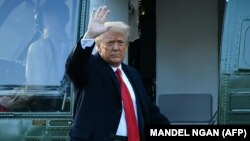 Уходящий с поста президента США Дональд Трамп покидает Белый дом, 20 января 2021 года