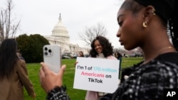 Противники запрета TikTok на акции возле Капитолия, март 2024 года